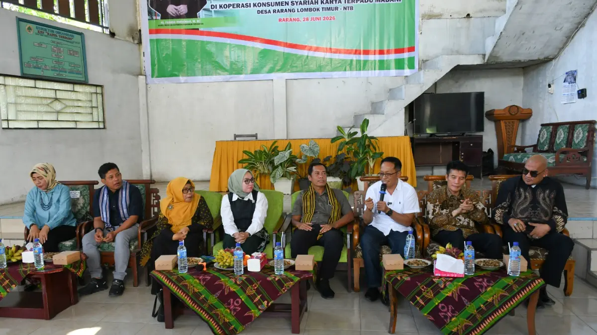 TERIMA: Sekda Lombok Timur M Juaini Taofik saat menerima kunjungan Wakil Menteri koperasi 