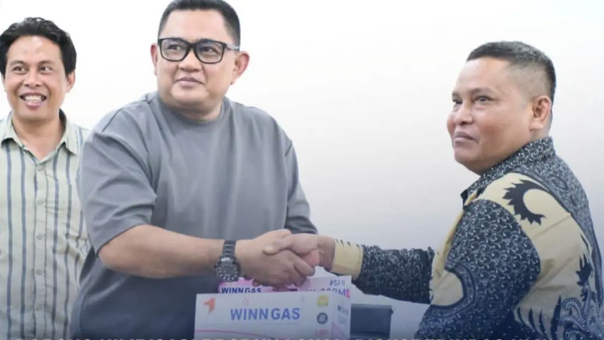 TINGKATKAN PRODUK: Wakil Bupati KLU Kusmalajhadi Syamsusri menyerahkan secara simbolis peralatan pengolahan jagung.