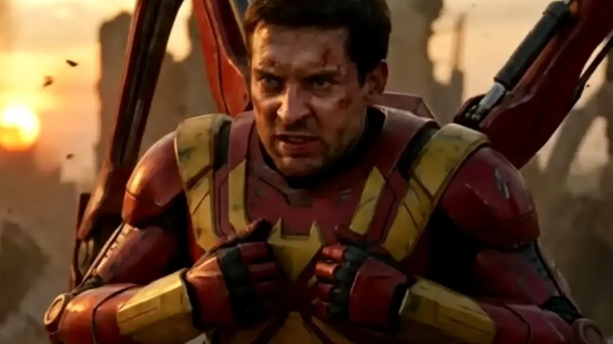 Tobey Maguire digambarkan menggunakan Iron Spider Armor