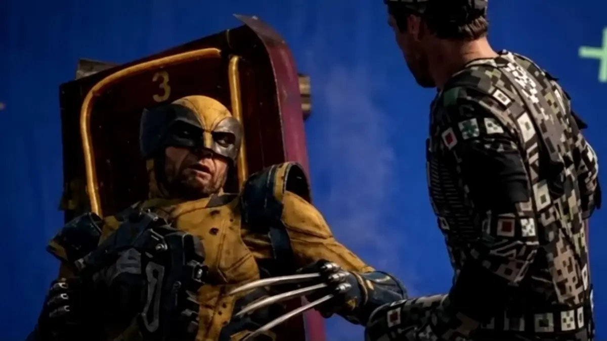 Tobey Maguire (kanan) mengenakan kostum motion capture.