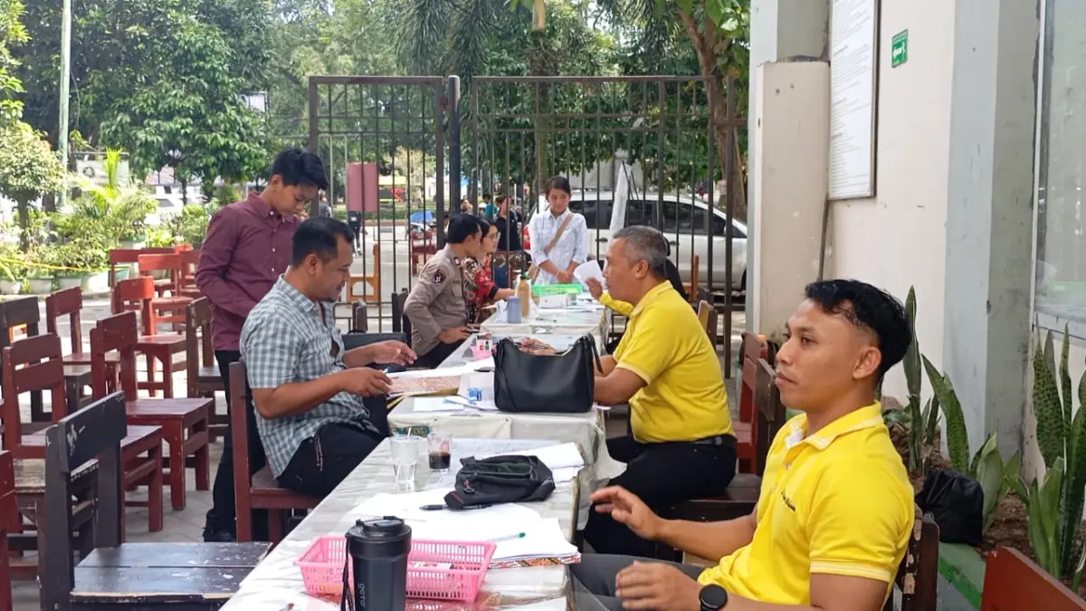VERIFIKASI BERKAS: Sejumlah wali murid mendampingi anaknya saat memverifikasi berkas pendaftaran pada jalur prestasi dan afirmasi di SMPN 6 Mataram, pekan lalu.

