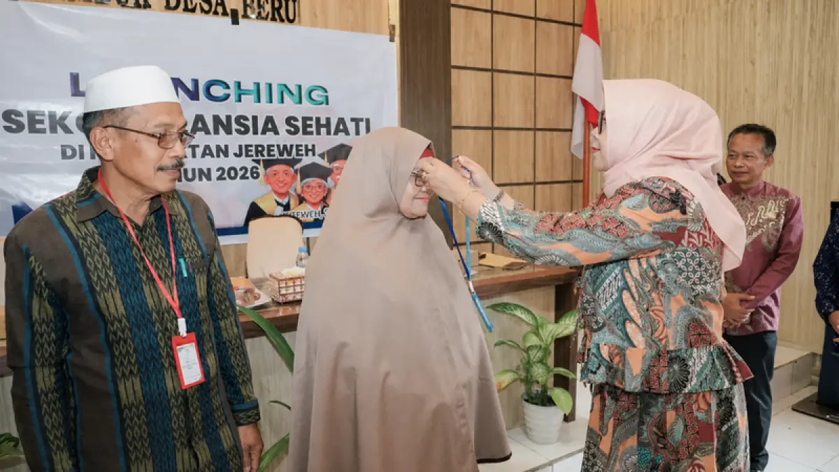 Wabup KSB Hanipah mengalungkan kartu identitas kepada siswa angkatan pertama, akhir pekan lalu.