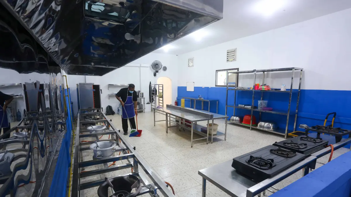 WAJIB BERSIH: Dapur MBG harus dijaga kebersihan dan higienisnya, agar setiap hidangan aman, sehat, dan lezat untuk penerima manfaat. (IVAN/LOMBOK POST)