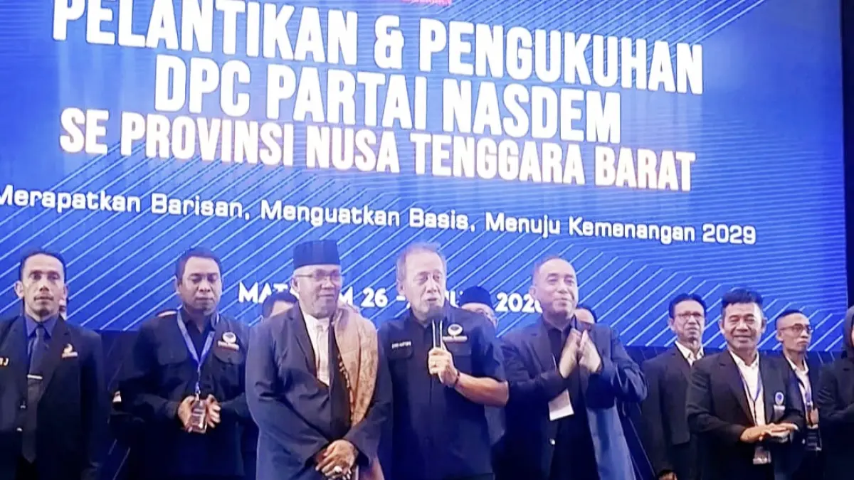 Wakil Ketua Umum DPP Partai NasDem Saan Mustopa didampingi Ketua DPW NasDem NTB Mori Hanafi memberikan penjaketan ke kader baru TGH Rahmat Hidayat (kopiah hitam) dalam Rakerwil di Golden Palace Hotel, Kota Mataram, Jumat lalu (26/6).
