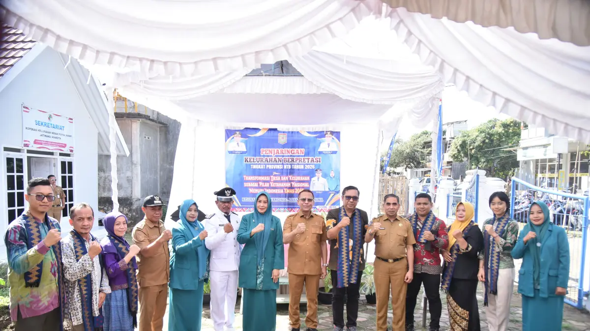 Wakil Wali Kota Bima Feri Sofiyan (tengah) menerima tim penilai di Kelurahan Jatiwangi, Senin (29/6).