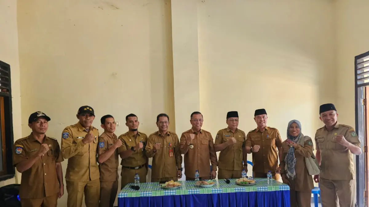 Wali Kota Bima HA Rahman H Abidin berfoto bersama usai memimpin rapat evaluasi kinerja pemerintahan bersama Sekretaris Camat Rasanae Barat dan seluruh lurah se-Kecamatan Rasanae Barat, Senin (29/6).