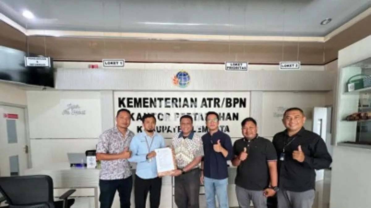 Kepala Kantor Pertanahan Kabupaten Lembata Yance Andrianus Talan menyerahkan dokumen KKPR PLTP Atadei kepada Tim Perizinan PT PLN (Persero) UIP Nusra yang diwakili oleh Tri Satya Putra Pamungkas sebagai bagian dari percepatan perizinan pembangunan infrastruktur ketenagalistrikan berbasis EBT.