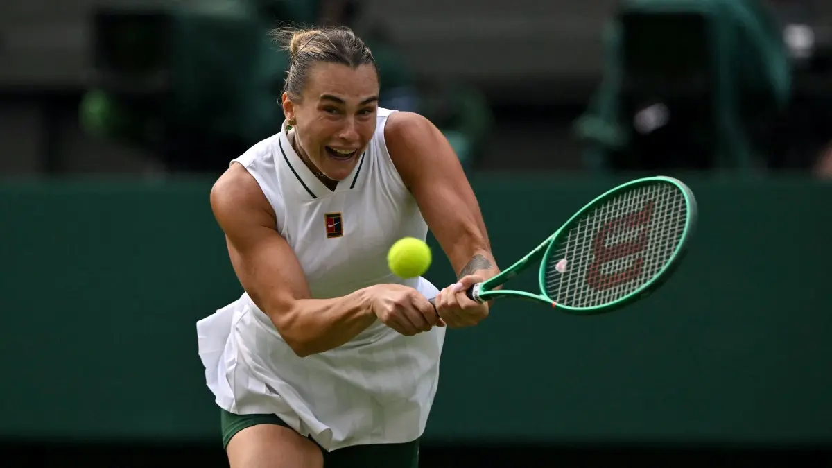 Aryna Sabalenka menang 6-2, 6-3 atas Teodora Kostovic dalam 64 menit di Wimbledon dan memperkuat posisinya di puncak ranking WTA. (Photo by AFP)