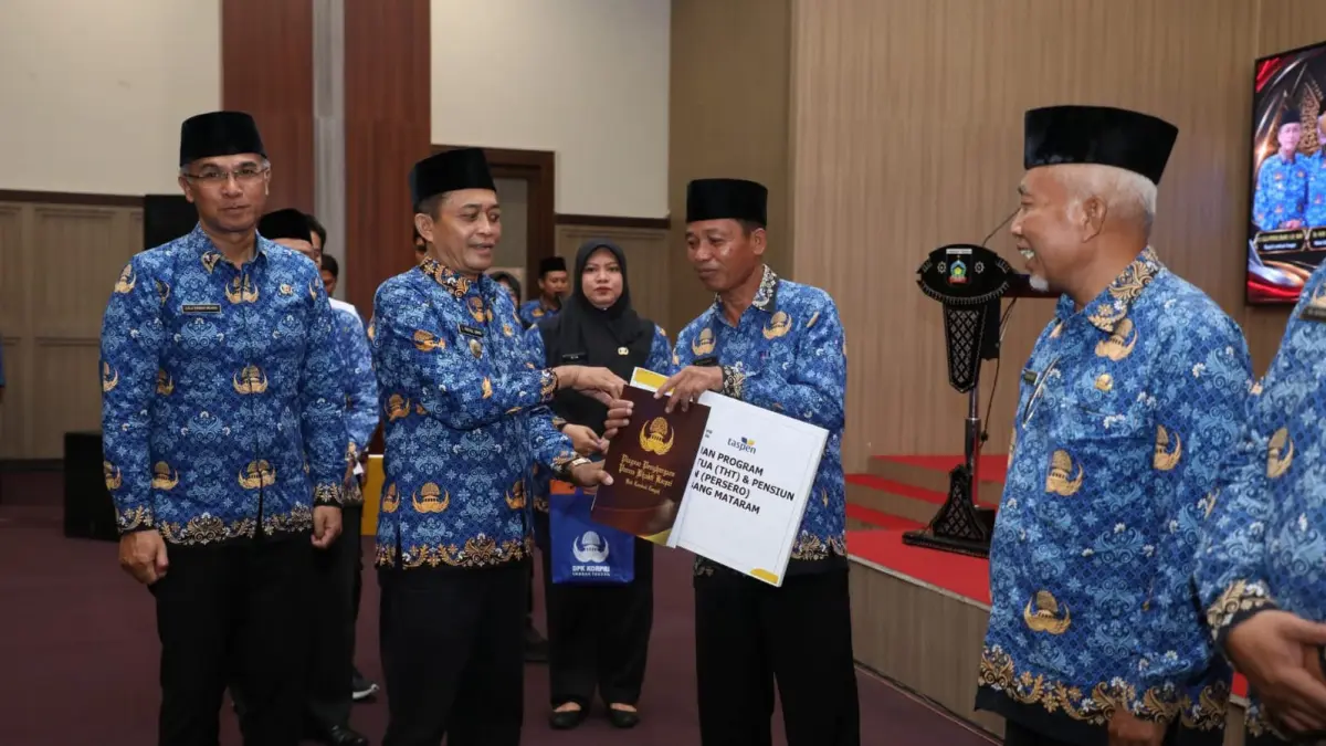 Bupati Lombok Tengah Lalu Pathul Bahri memberikan penghargaan bagi ASN yang memasuki purna tugas, Senin, (29/6). 