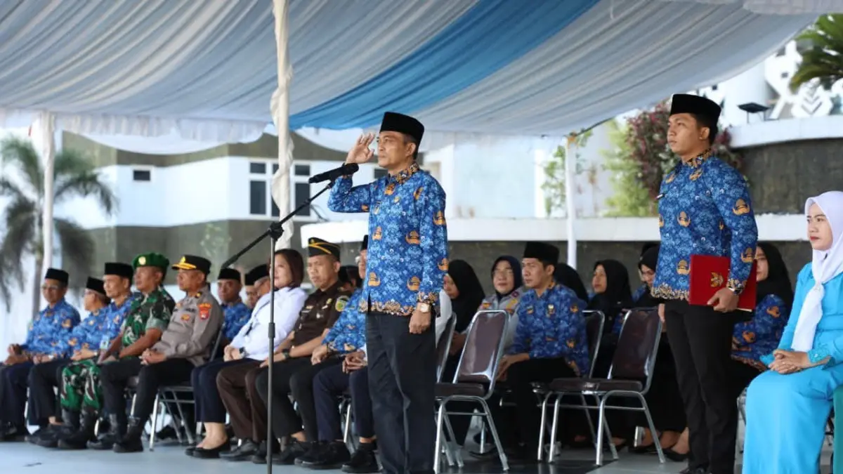 Bupati Loteng Lalu Pathul Bahri memimpin upacara peringatan Harganas ke-33 tahun 2026 di halaman kantor bupati, Senin (29/6). 