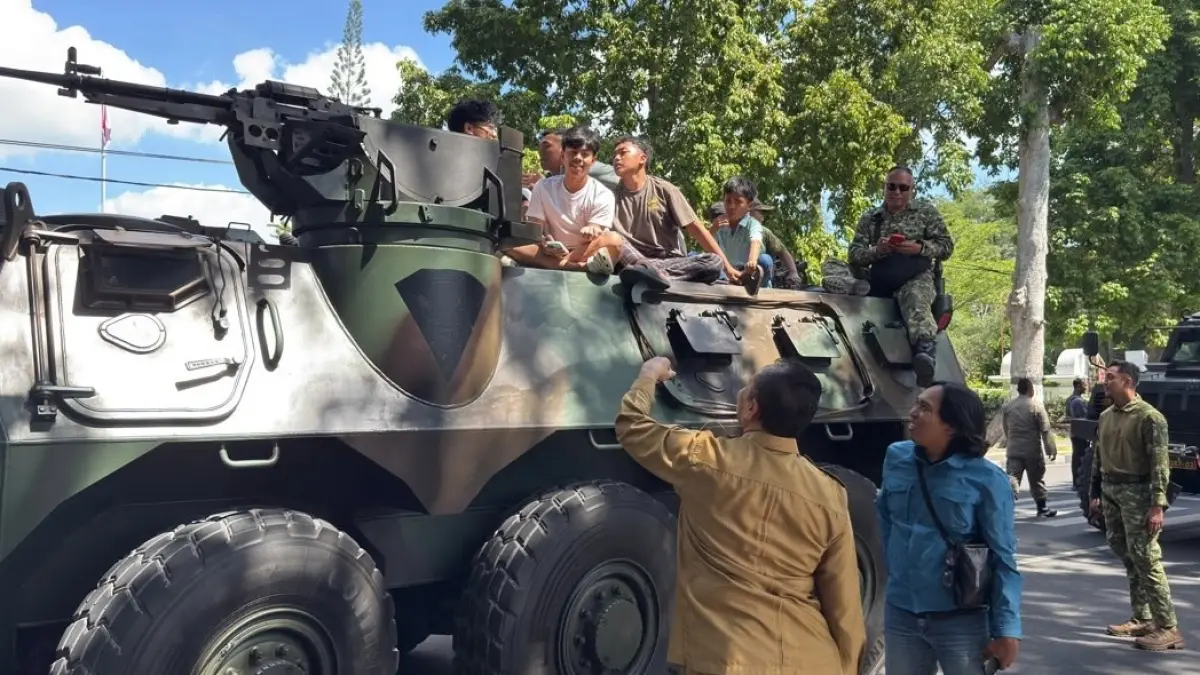 DIBERI KESEMPATAN: Warga terlihat antusias, saat mengikuti kegiatan joyride, berkesempatan merasakan pengalaman berkendara bersama Kopassus di Mataram, Senin (29/6). (YUYUN/LOMBOK POST)