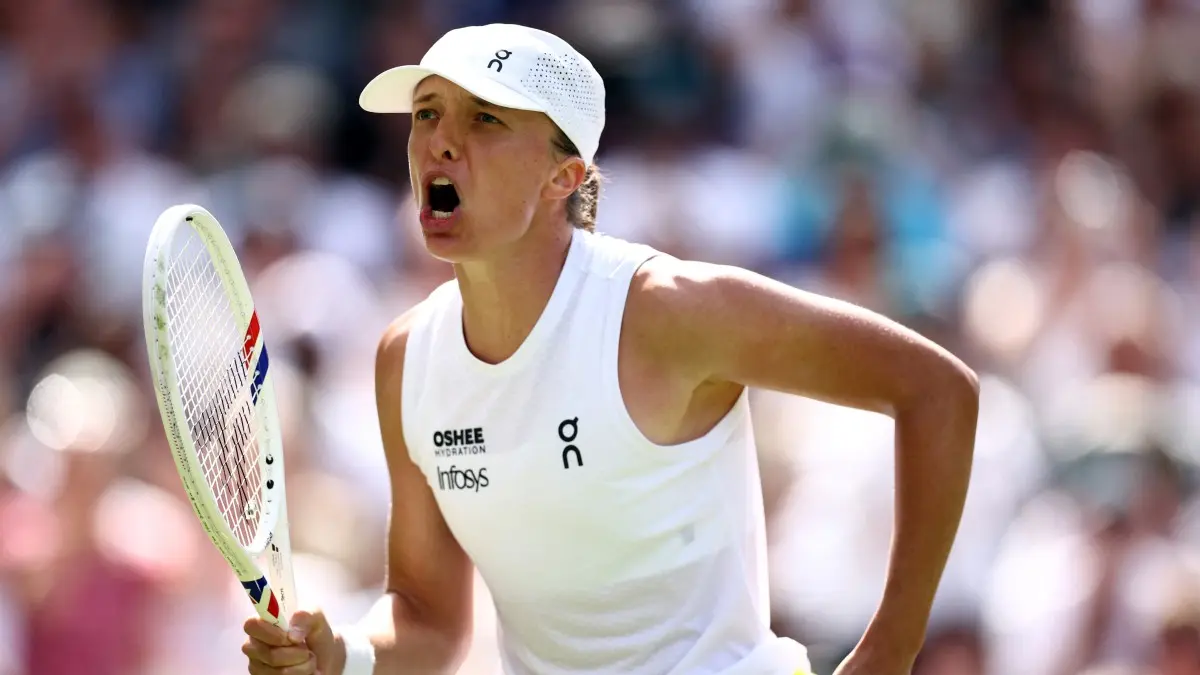 Iga Swiatek lolos dramatis ke putaran kedua Wimbledon 2026 usai mengalahkan Taylor Townsend dalam duel tiga set yang menguras tenaga. (Photo by AFP)