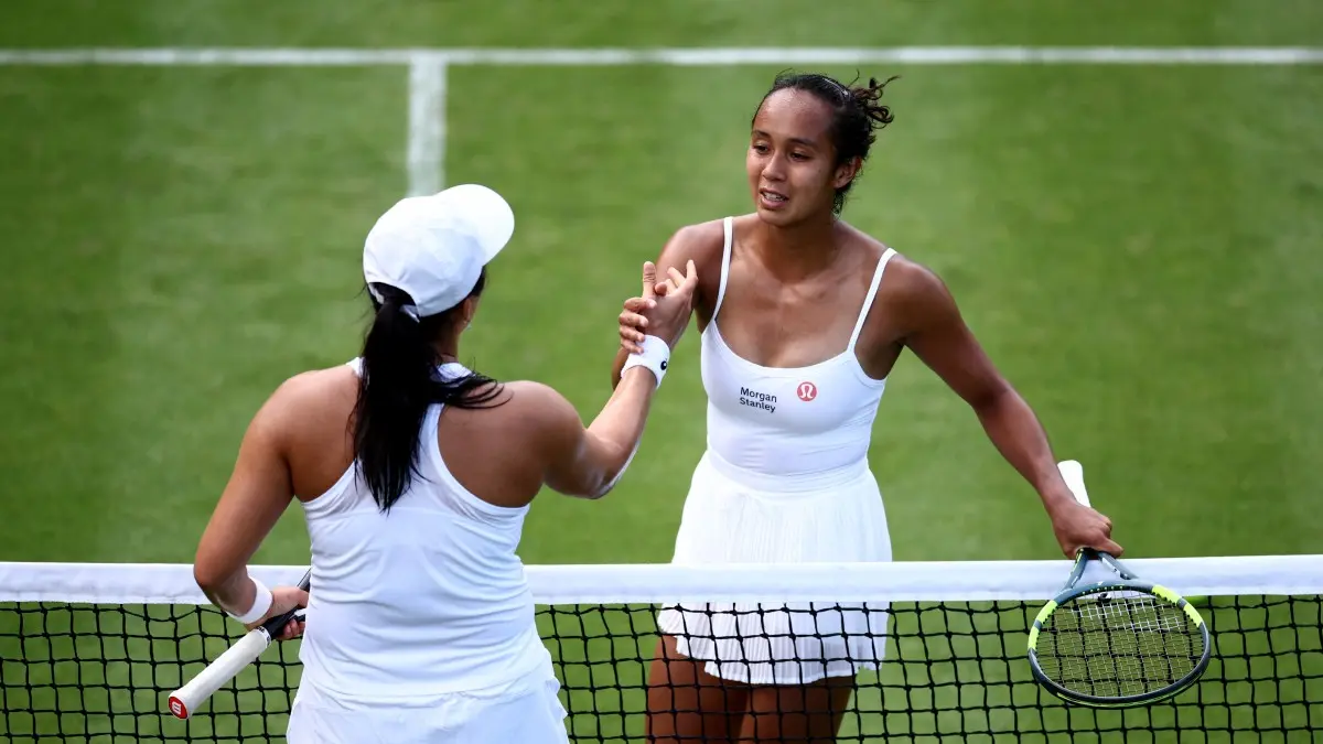 Janice Tjen membuat kejutan di Wimbledon 2026 usai menumbangkan unggulan ke-22 Leylah Fernandez 6-1, 7-6(3) dan lolos ke babak kedua. (Photo by AFP)