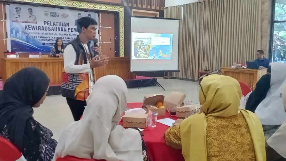 Kabid Pembinaan dan Pengembangan Kepemudaan Dinas Dikpora NTB H. Tarmidzi saat memberikan materi. (DIKPORA NTB)