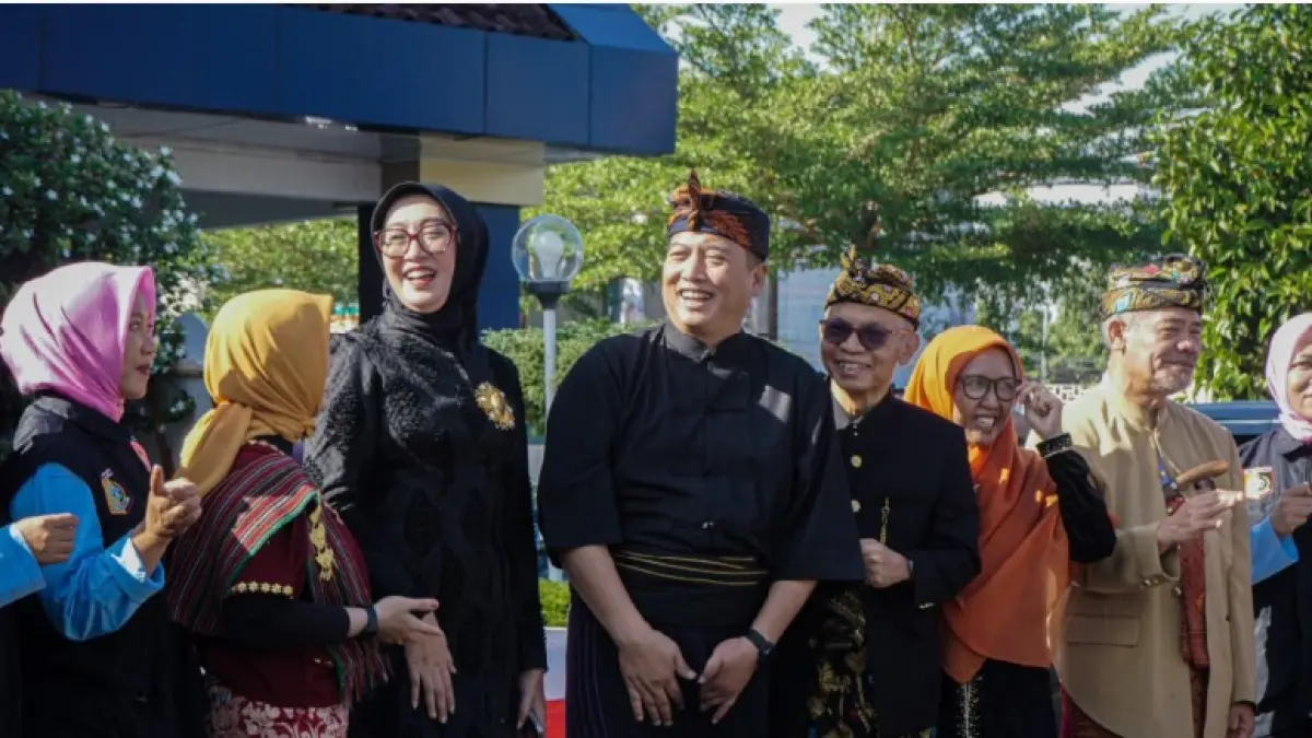 KELUARGA: Gubernur NTB Lalu Muhamad Iqbal didampingi Ketua TP PKK NTB Sinta Agathia saat menghadiri upacara peringatan Harganas ke-33 Tahun 2026 di halaman Kantor Perwakilan BKKBN Provinsi NTB, Mataram, Senin (29/6). (DISKOMINFOTIK NTB/LOMBOK POST)