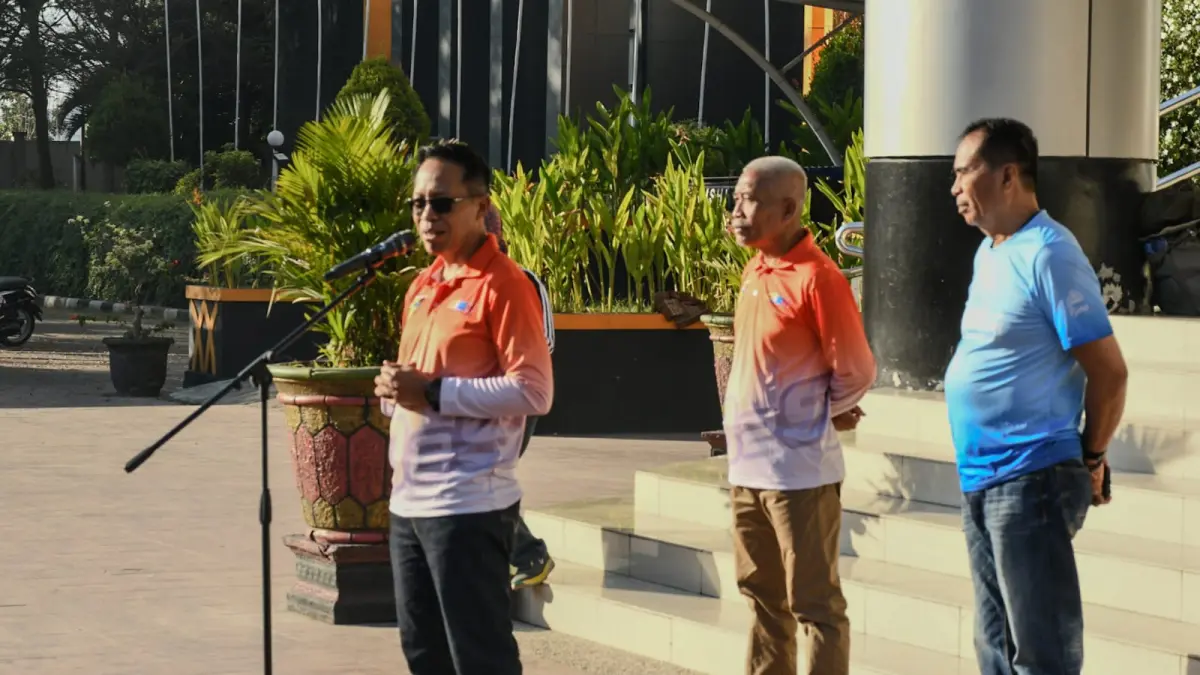 LEPAS: Sekda Lombok Timur M Juaini Taofik saat melepas peserta 02SN yang akan bertanding tingkat Provinsi NTB. 