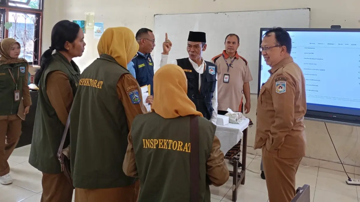 PANTAU SPMB: Inspektur Inspektorat Kota Mataram Mansur (pakai peci) memantau pelaksanaan SPMB Jalur Domisili di SMPN 6 Mataram, Senin (29/6).

