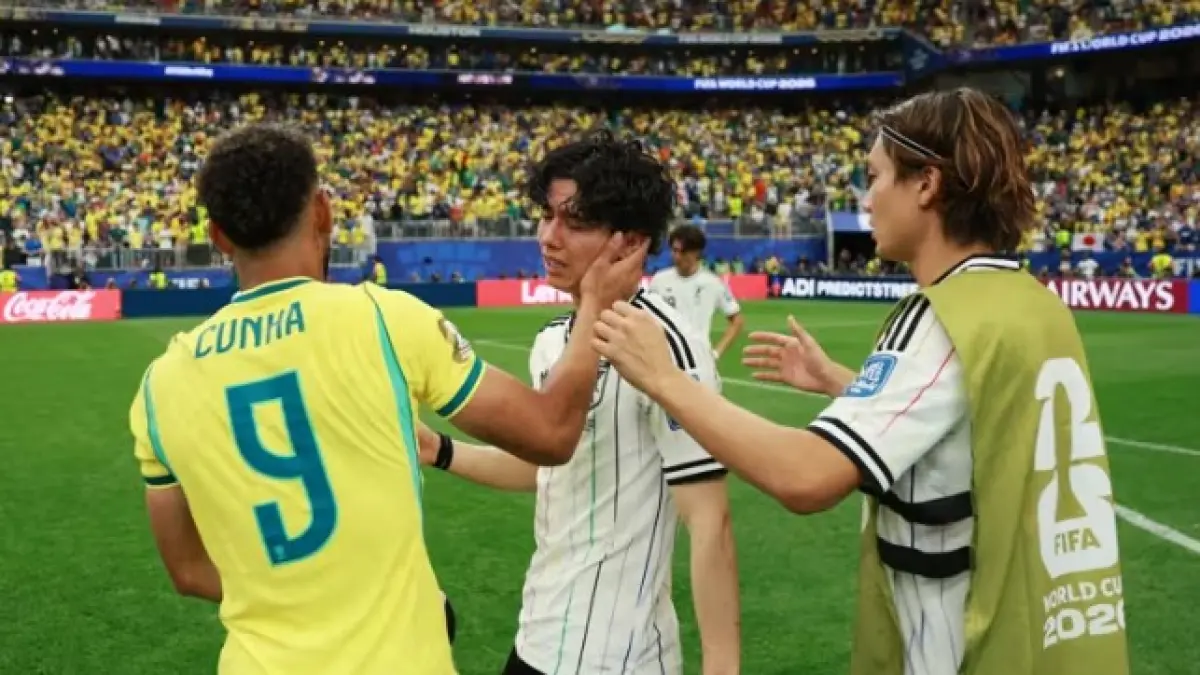Pemain Brasil menenangkan pemain Jepang usai bertanding di babak 32 besar Piala Dunia 2026. (FIFA)