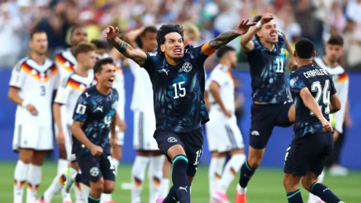 Pemain Paraguay merayakan kemenangan lewat adu penalti atas Jerman di babak 32 besar Piala Dunia 2026. (FIFA)