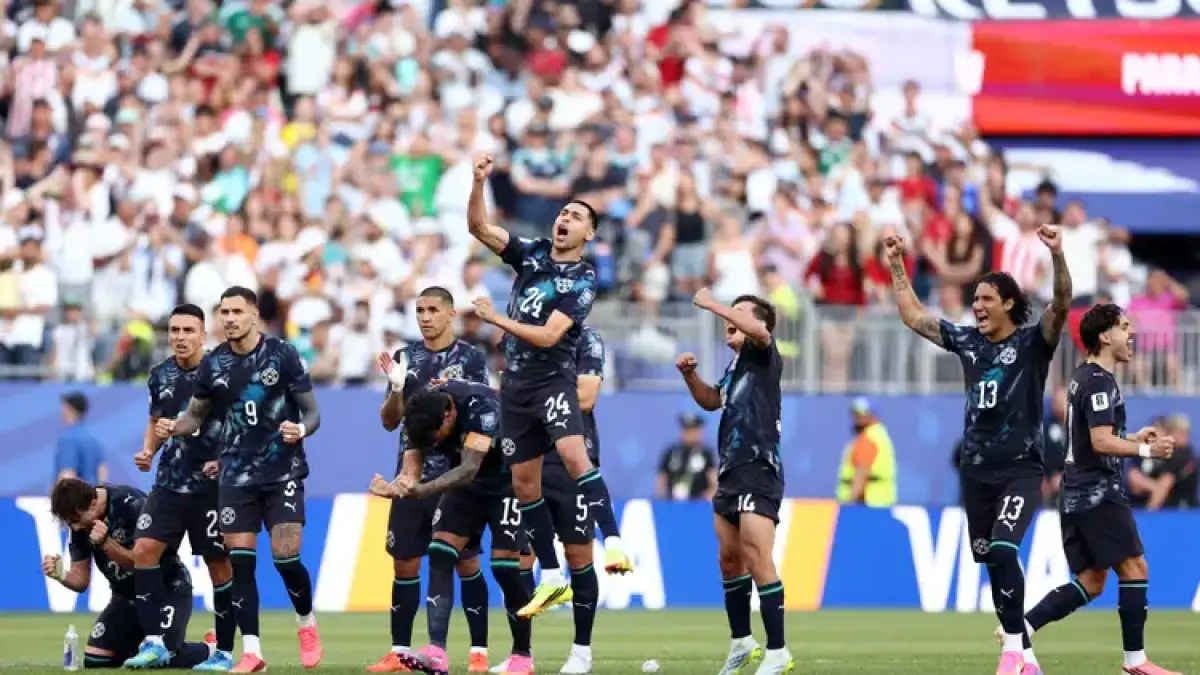 Pemain Paraguay merayakan kemenangan usai menyingkirkan Jerman lewat adu penalti, Selasa pagi (30/6).
