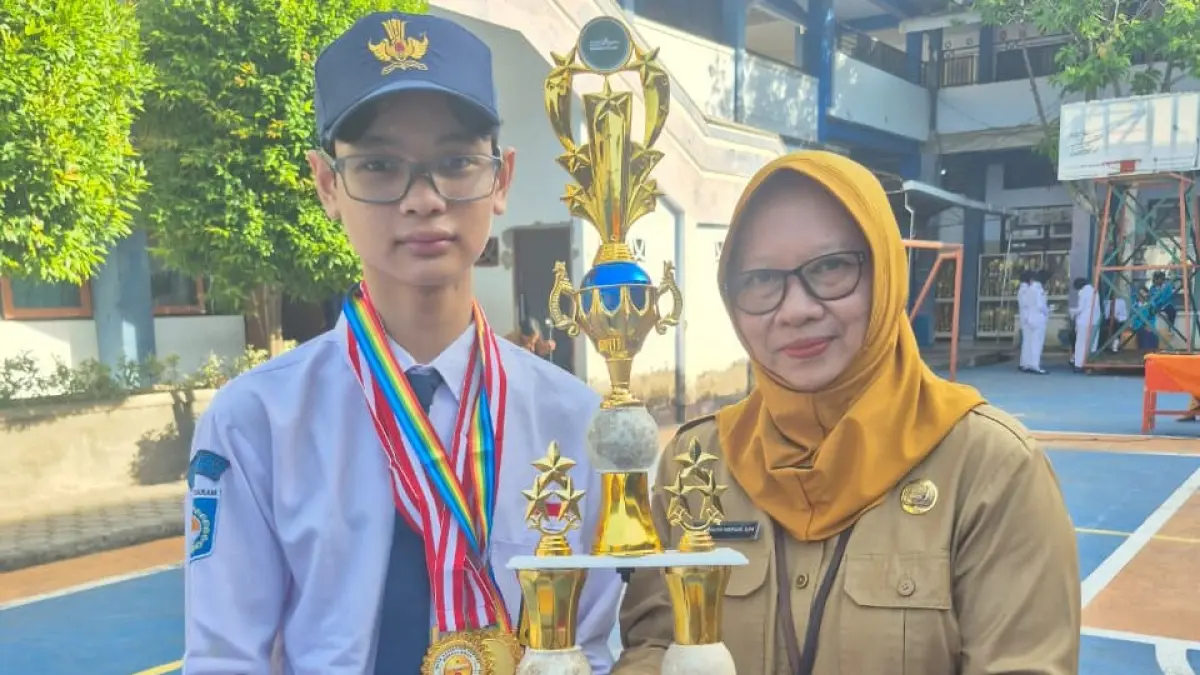 PENGHARGAAN: Dimas Rizky Andrean, siswa SMPN 15 Mataram yang akan mewakili Kota Mataram pada OSN bidang IPA tingkat Provinsi NTB mendapat penghargaan di sekolah setempat, belum lama ini.