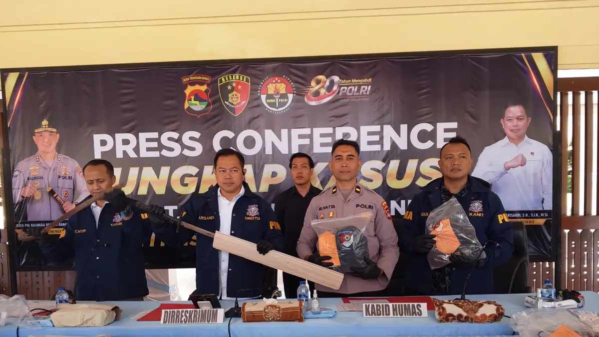 PENGUNGKAPAN KASUS: Dirreskrimum Polda NTB Kombes Pol Arisandi (dua dari kiri) bersama jajarannya menunjukkan barang bukti sajam yang digunakan pelaku kejahatan, Senin (29/6). (HARLI/LOMBOK POST)