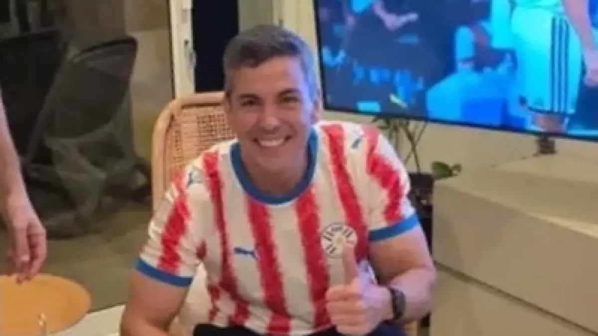 Presiden Paraguay mengunggah foto saat menandatangani dekret penetapan hari libur nasional