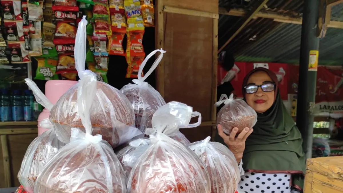 PRODUK ANDALAN: Gula aren, salah satu produk turunan dari air nira. (FERIAL/LOMBOK POST)