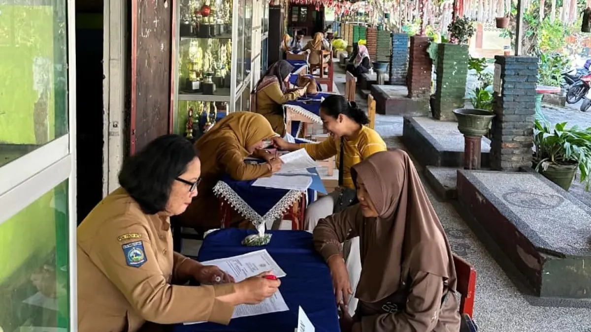 RAMAI PENDAFTAR: Sejumlah orang tua mendaftarkan anaknya pada SPMB SDN 19 Cakranegara Jalur Domisili, Senin (29/6).

