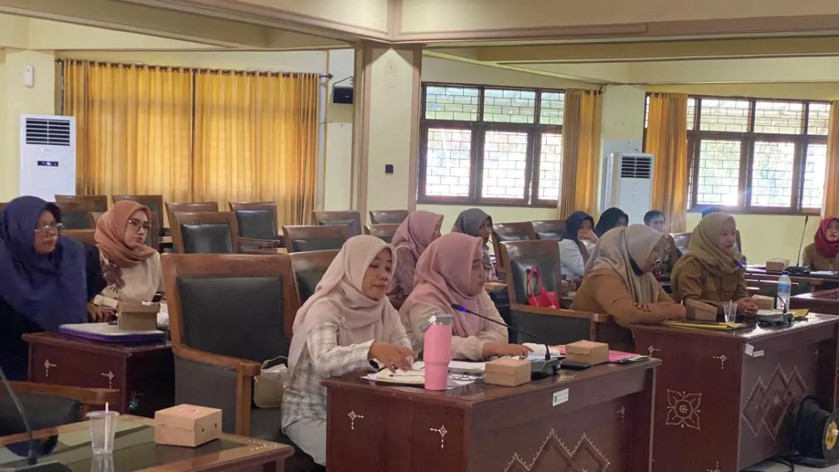 
SALURKAN ASPIRASI: Puluhan honorer Pemkab Lobar mengadu ke Komisi I dan Komisi IV DPRD Lombok Barat, Senin (29/6). (Toni/Lombok Post)