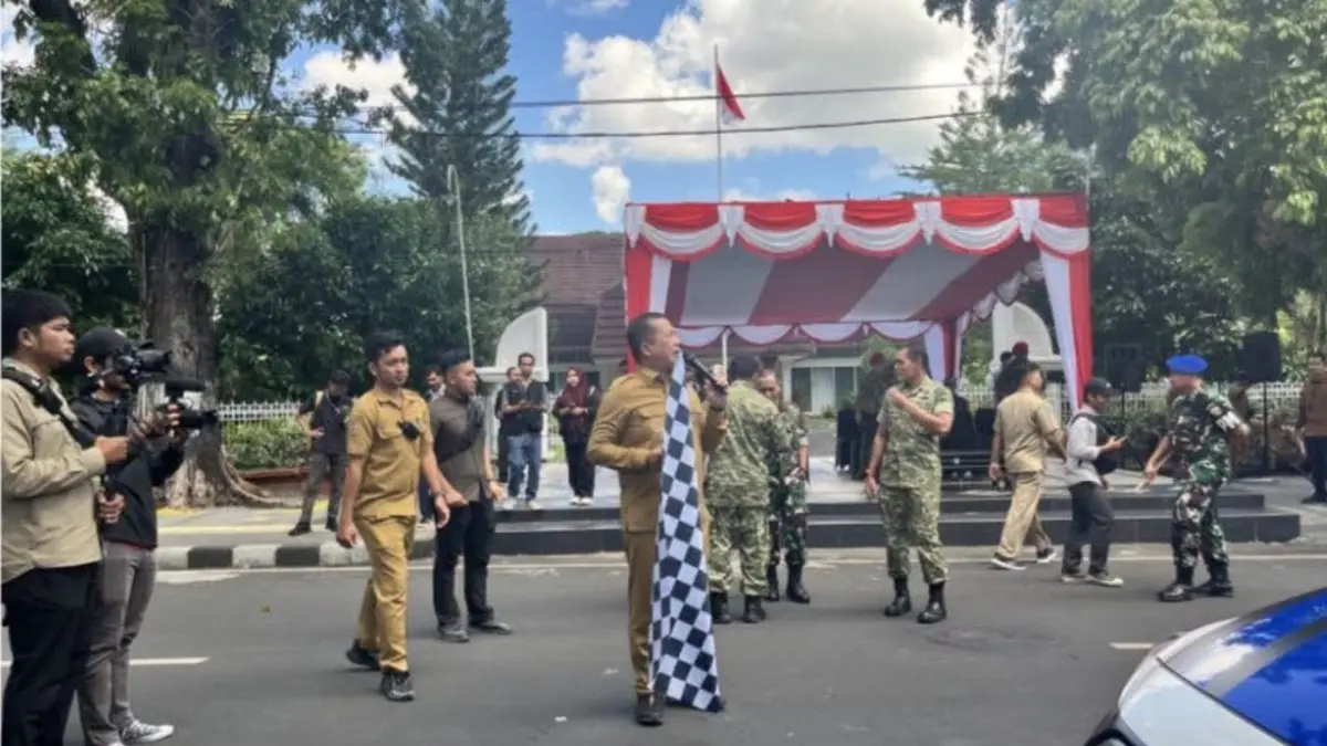 Satpol PP NTB kawal pengamanan terpadu acara pelepasan Joy Ride kendaraan taktis Kopassus di Pendopo Gubernur NTB, Senin (29/6).