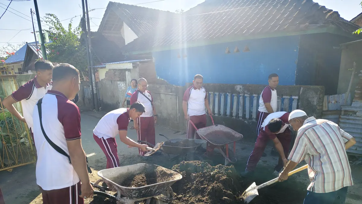 Sejumlah personel Ditpolairud Polda NTB bergotong royong membersihkan area tempat ibadah di Ampenan.
