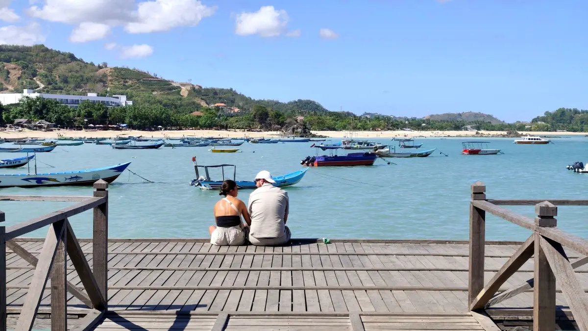 Sejumlah wisatawan asing dan domestik menikmati ketenangan dan pesona Dermaga kayu Pantai Kuta Mandalika, Desa Kuta, Pujut, Loteng, Senin (29/6).&nbsp;(Dewi/Lombok Post) 
