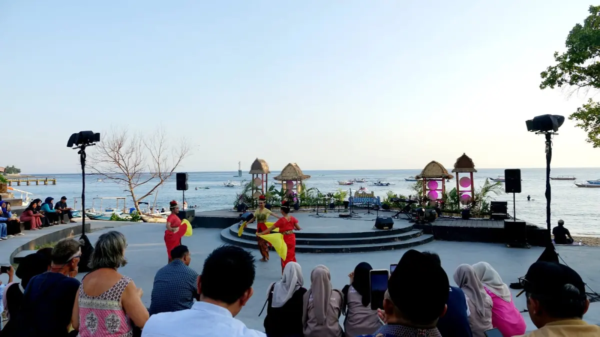SEMARAK: Pertunjukan seni budaya membuka Pekan Kesenian Senggigi 2026 di Amphitheater Pasar Seni Senggigi, Sabtu (27/6).&nbsp; (Dok Dispar Lobar)