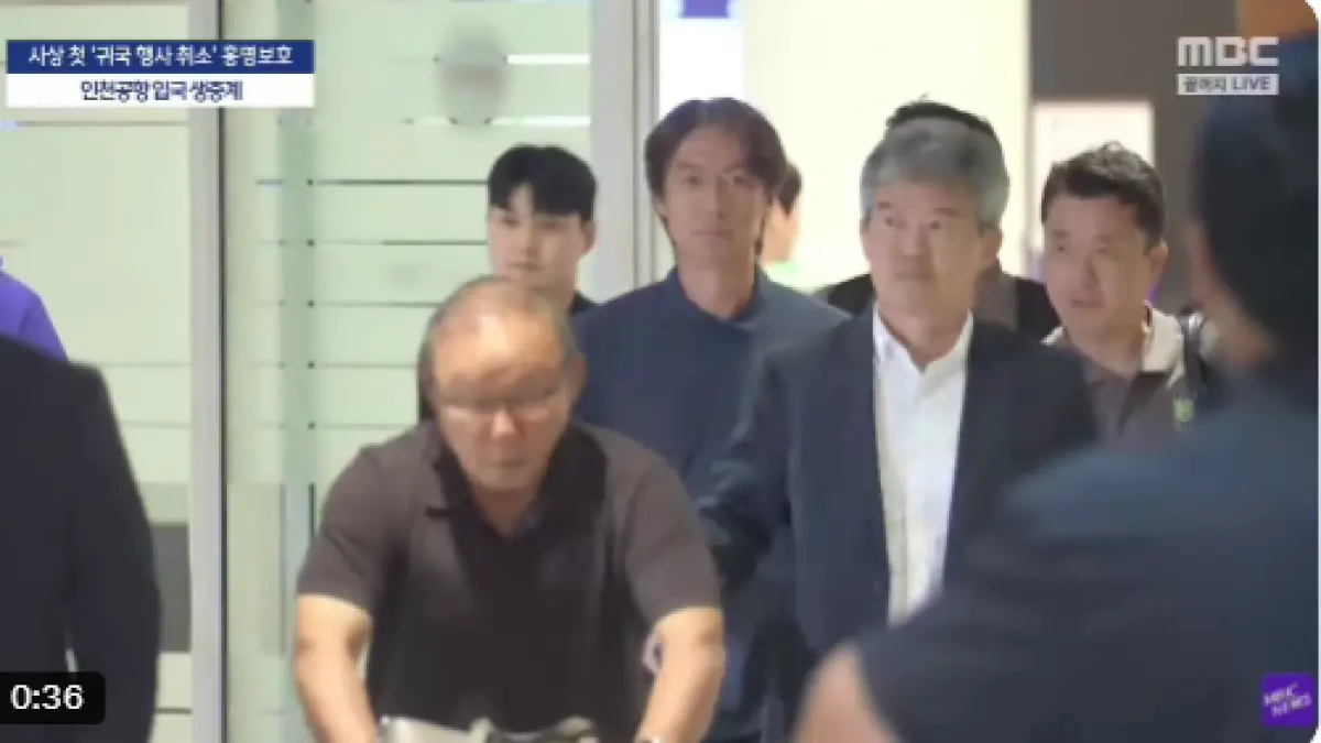 Suasana tegang di Bandara Incheon saat Timnas Korea Selatan tiba usai tersingkir di Piala Dunia 2026. Pelatih Hong Myung-bo disambut protes keras dari fans. (Istimewa)