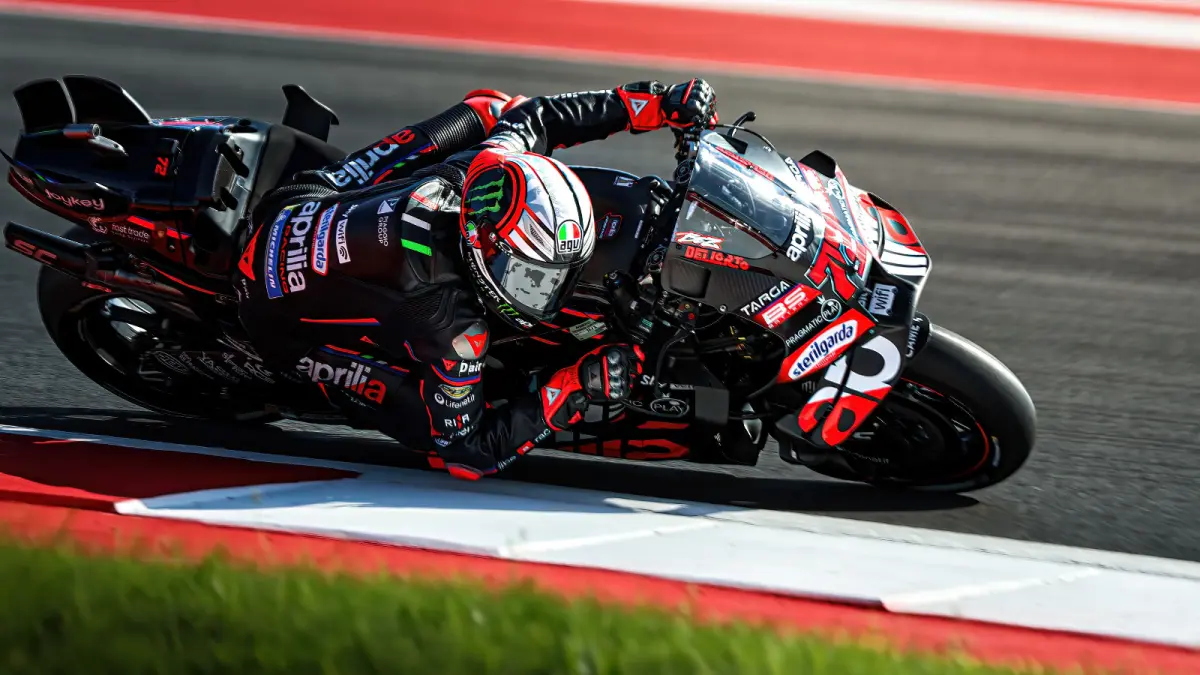 TAMPIL AGRESIF: Pembalap Aprilia Racing, Marco Bezzecchi tampak melaju kencang di lintasan Pertamina Mandalika International Circuit, pada gelaran MotoGP Mandalika 2025 lalu. (IVAN/LOMBOK POST).