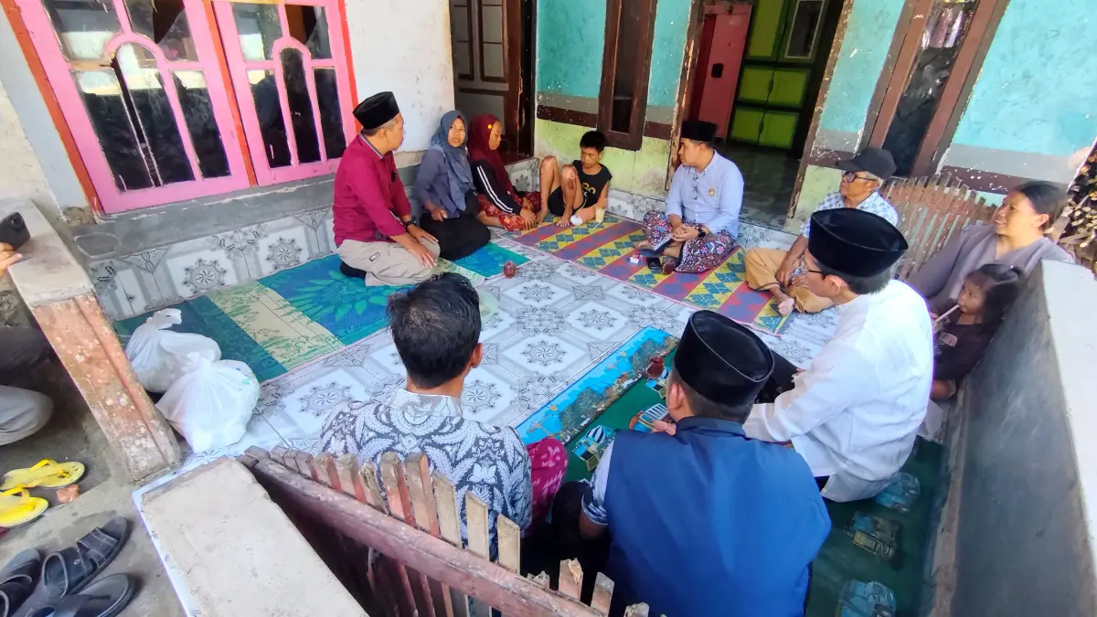 Wabup Loteng M Nursiah (dua kanan) didampingi Dirut Perumdam Tiara Loteng Bambang Soepratomo mengunjungi salah satu santri korban luka bakar di Desa Karang Sidemen, BKU, Loteng, belum lama ini. (Dewi/Lombok Post) 