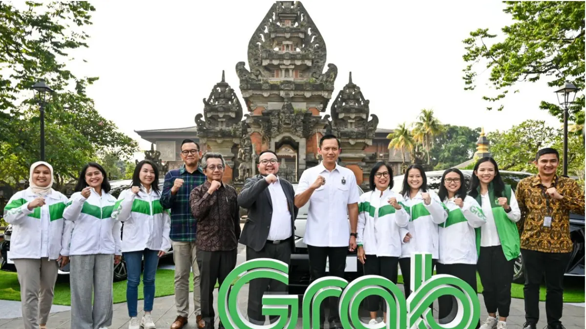Direktur Eksekutif Sekretariat Asosiasi Ekosistem Mobil Listrik Anugraha Dezmercoledi; Direktur Eksekutif Mobilitas dan Pengantaran Digital Agung Yudha; Direktur Industri, Perdagangan, dan Peningkatan Investasi Bappenas Roby Fadillah, SPi, MEP; Menteri Koordinator Bidang Infrastruktur dan Pembangunan Kewilayahan, Republik Indonesia Dr. Agus Harimurti Yudhoyono, M.Sc, MPA, MA (tengah); dan CEO Grab Indonesia Neneng Goenadi beserta jajaran manajemen Grab Indonesia dalam acara gerakan "Langkah Hijau Grab untuk Indonesia: Komitmen Nyata Menuju Mobilitas Masa Depan", Jakarta (29/6).