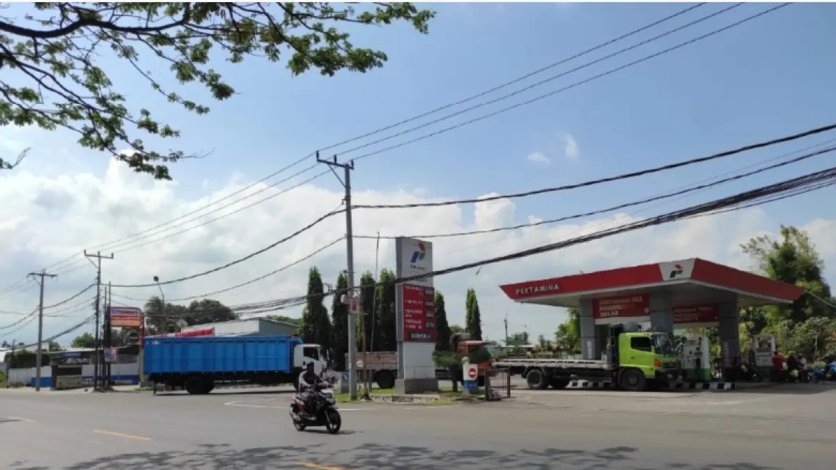 ANTRE: Kendaraan sedang antre untuk mengisi solar di salah satu SPBU di Kota Mataram, Jumat (26/6). (Ferial/Lombok Post)