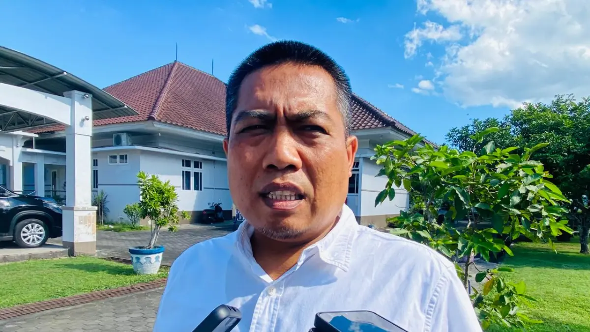 BERI PENJELASAN: Direktur Utama PAM Giri Menang, Sudirman saat memberikan penjelasan mengenai (RUPS) Tahun Buku 2025. (Foto: Toni/Lombok Post)

