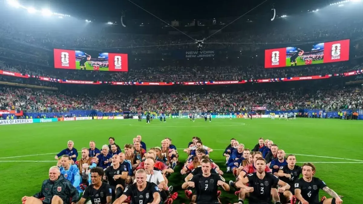 Bukan instan, aksi selebrasi mendayung kapal ala Viking jadi ritual wajib timnas Norwegia bersama suporter sejak babak grup Piala Dunia.
