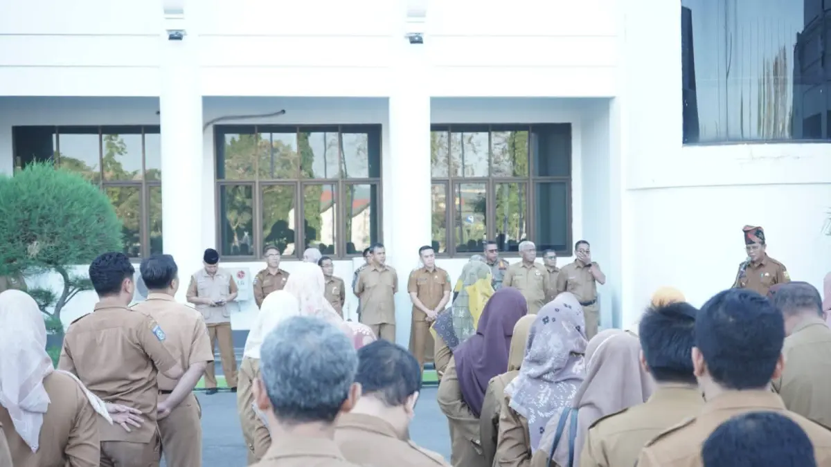 Bupati Sumbawa Syarafuddin Jarot saat memimpin apel rutin di halaman kantor Bupati Sumbawa, Selasa (30/6).