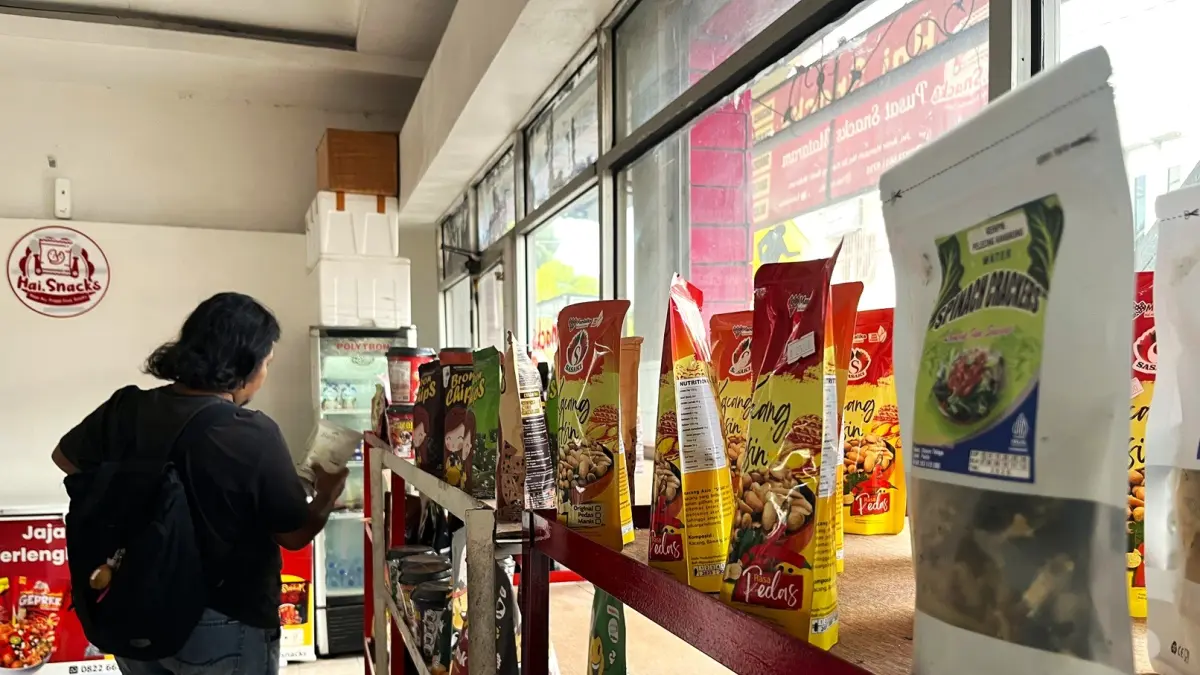CEMILAN VIRAL: Sejumlah produk cemilan viral yang ada di etalase toko Hai.Snacks di Karang Bedil, Mataram. (FERIAL/LOMBOK POST)