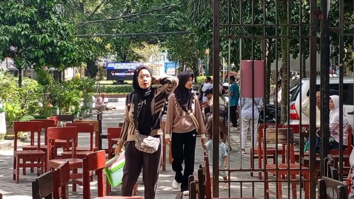 DAFTAR SEKOLAH: Sejumlah orang tua membawa berkas pendaftaran untuk diverifikasi di salah satu SMP Negeri di Kota Mataram, belum lama ini.

