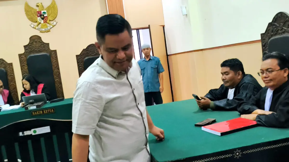 DITUNTUT: Terdakwa gratifikasi DPRD NTB Indra Jaya Usman keluar dari persidangan usai pembacaan putusan di Pengadilan Tipikor Mataram, Senin (1/7). 