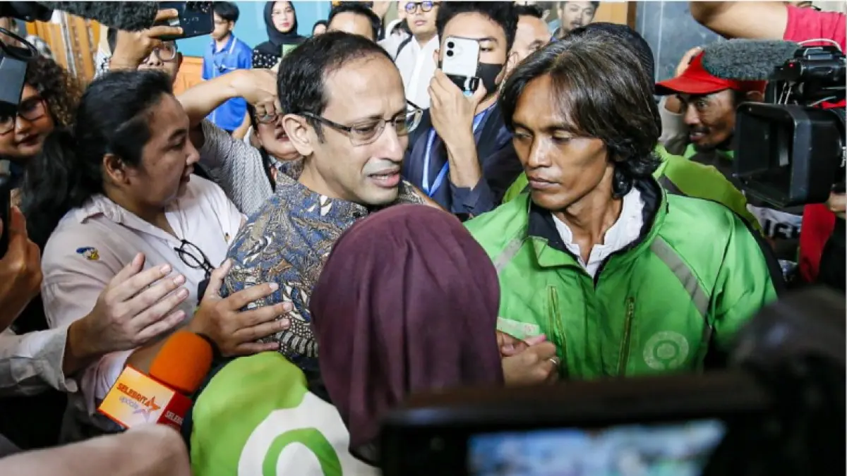 DIVONIS 10 TAHUN: Terdakwa kasus dugaan korupsi pengadaan Chromebook di lingkungan Kemendikbudristek, Nadiem Anwar Makarim (tengah) didampingi para pendukung saat memasuki Gedung Pengadilan Tipikor, Jakarta Pusat, Selasa (30/6). (SALMAN TOYIBI/JAWA POS)