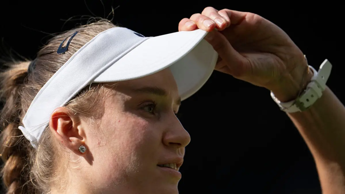 Elena Rybakina lolos ke babak kedua Wimbledon 2026 usai mengalahkan Lois Boisson dan mencatat kemenangan ke-300 di WTA Tour. (wimbledon,com)