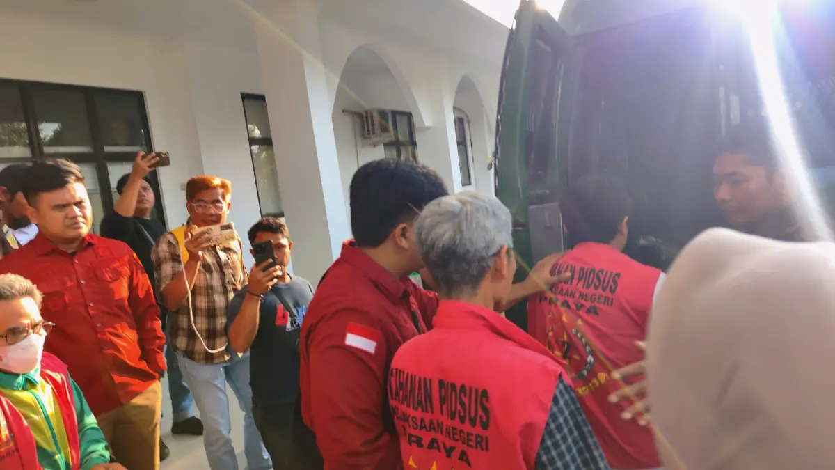 Empat orang tersangka kasus dugaan korupsi pengadaan dump truk dan arm roll pada DLH Loteng tahun 2021 masuk mobil tahanan Kejari Loteng, beberapa waktu lalu.