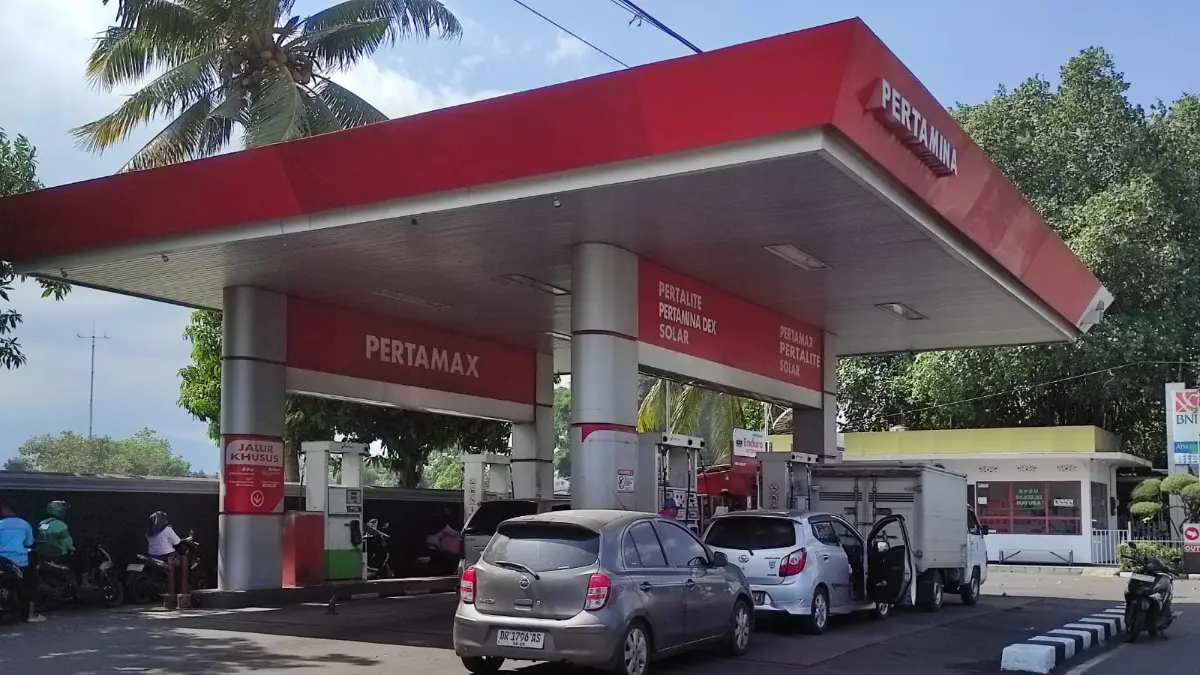 Harga BBM Pertamina turun mulai 1 Juli 2026. Pertamax Turbo, Dexlite, Pertamina Dex hingga Avtur lebih murah. Cek daftar lengkapnya. (Ferial/Lombok Post)