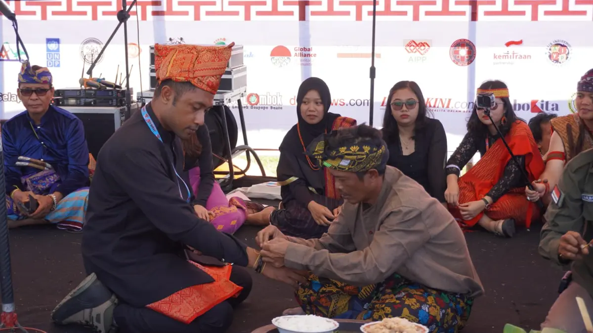 JAMBORE NASIONAL: Pembukaan kegiatan Jambore Nasional Kelima Barisan Pemuda Adat Nusantara di Bale Adat Limbungan, Desa Perigi, Kecamatan Suela, Lombok Timur.